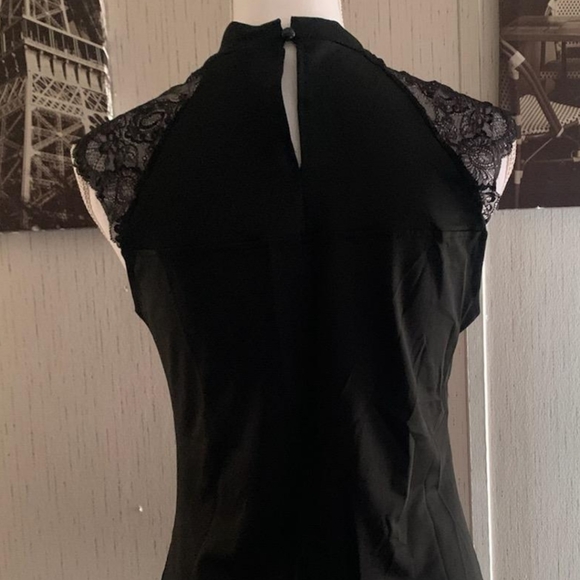 Hollow-out Floral Lace Sleeveless Top - Picture 4 of 4